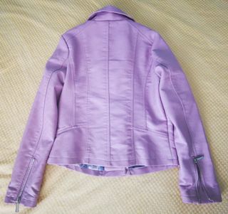 Chaqueta de cuero sintético color malva o rosa.