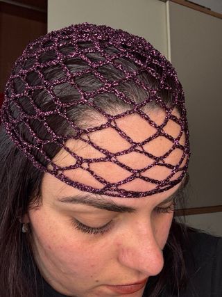 Cappello rete lamé viola borgogna uncinetto