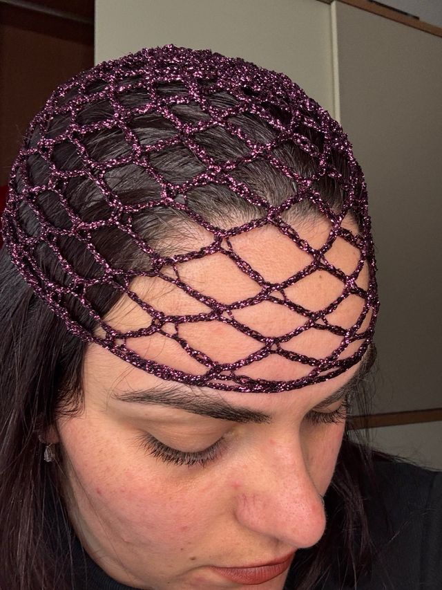 Cappello rete lamé viola borgogna uncinetto
