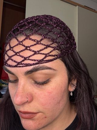 Cappello rete lamé viola borgogna uncinetto