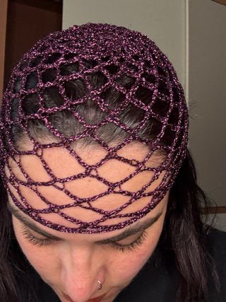 Cappello rete lamé viola borgogna uncinetto