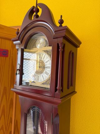 Reloj de pie de madera y cristal