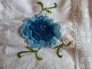 Colcha de lino bordada a mano