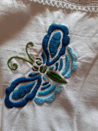 Colcha de lino bordada a mano