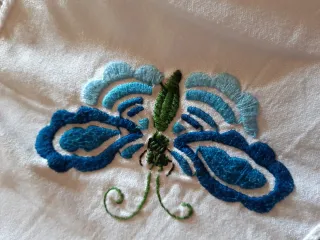 Colcha de lino bordada a mano