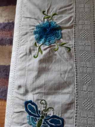 Colcha de lino bordada a mano