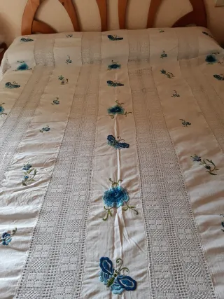 Colcha de lino bordada a mano