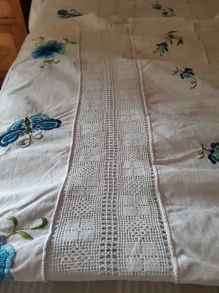 Colcha de lino bordada a mano