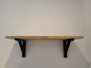 2 Repisas Pino con Soportes Metálicos Negros