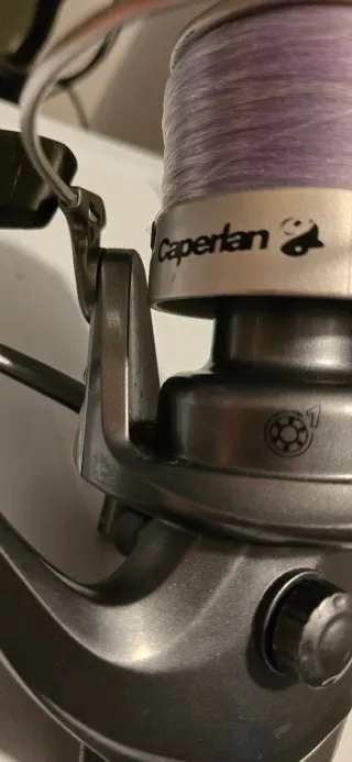 Carrete de pesca púrpura