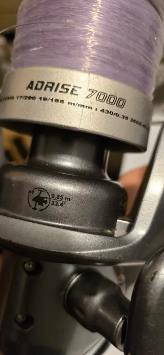 Carrete de pesca púrpura