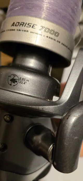 Carrete de pesca púrpura