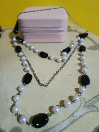Collar triple perlas y piedras negras