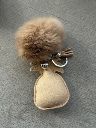 Llavero Piña con Bola de Pelo Suave