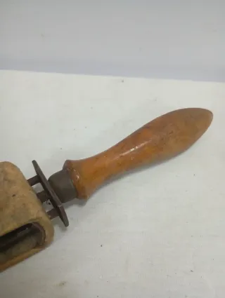 Cincel antiguo de madera