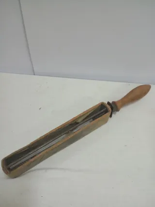 Cincel antiguo de madera