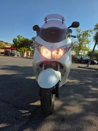 Suzuki Burgman 200 Executive Blanca