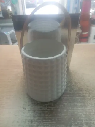 Cesta de plástico y cuero