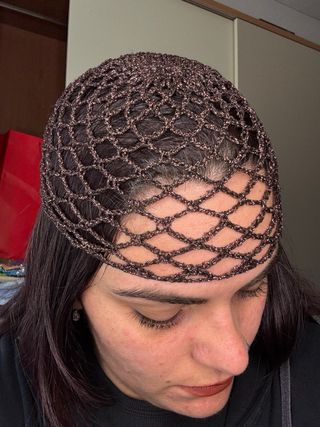 Cappello a rete uncinetto lamé marrone