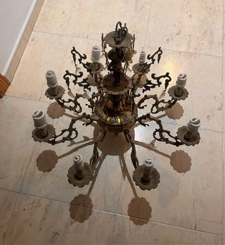 Lámpara de araña de bronce con figuras