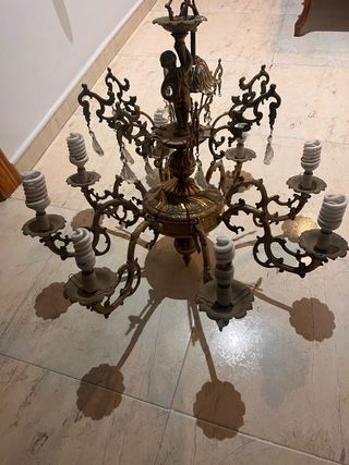 Lámpara de araña de bronce con figuras