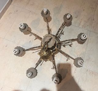 Lámpara de araña de bronce con figuras