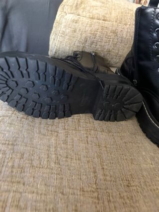 Botas negras con cremallera y cordones