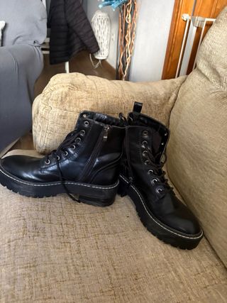 Botas negras con cremallera y cordones