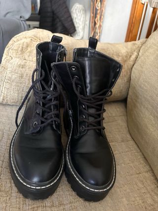 Botas negras con cremallera y cordones