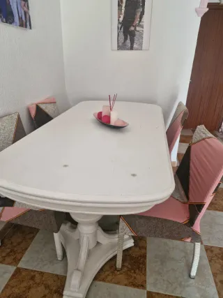 Mesa de salón de madera blanca.