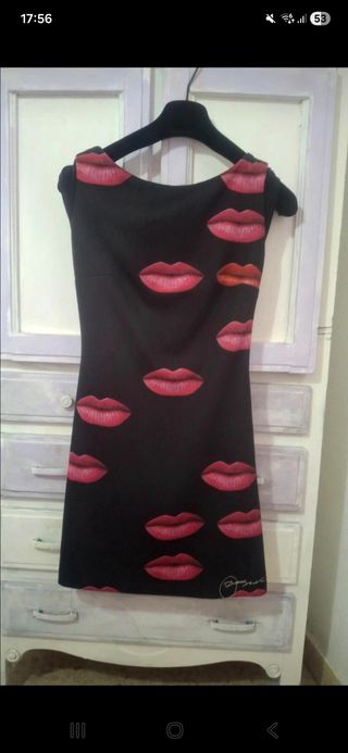 Vestido negro con labios fucsia