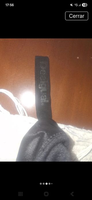 Vestido negro con labios fucsia