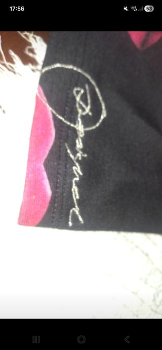 Vestido negro con labios fucsia