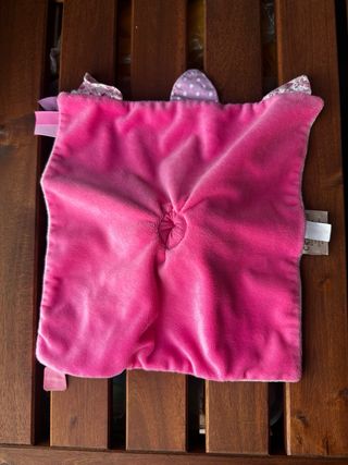 Doudou bebé rosa con flor