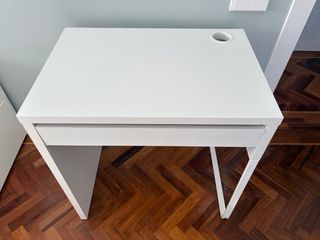 Escritorio blanco Ikea MICKE 73x50 cm.
