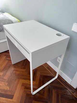 Escritorio blanco Ikea MICKE 73x50 cm.