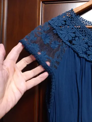Camisa azul marino con encaje