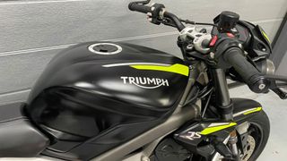 Triumph Street Triple 765 RS Negra y Amarilla