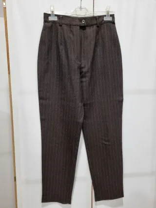 Pantaloni marroni a righe modello classico
