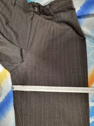 Pantaloni marroni a righe modello classico