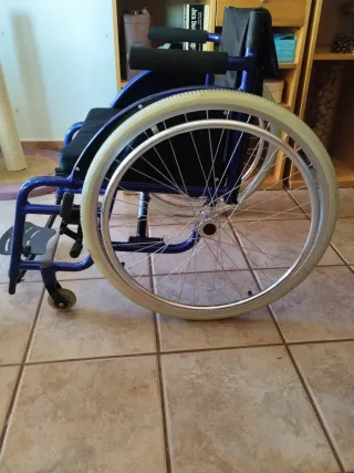 Silla de ruedas deportiva plegable.