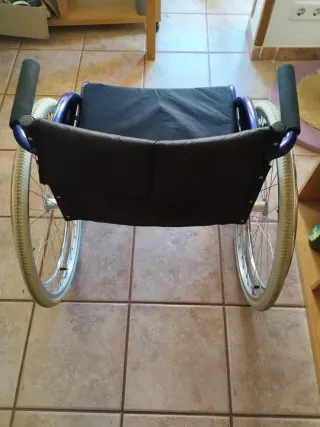 Silla de ruedas deportiva plegable.