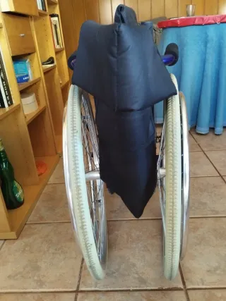 Silla de ruedas deportiva plegable.