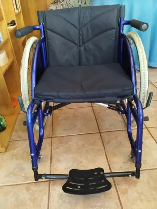 Silla de ruedas deportiva plegable.