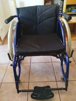 Silla de ruedas deportiva plegable.
