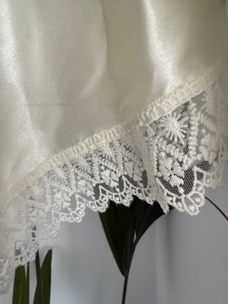 Bata satinada corta novia