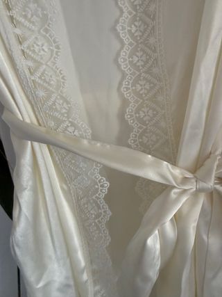 Bata satinada corta novia