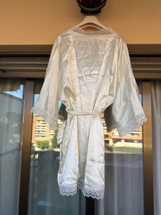 Bata satinada corta novia