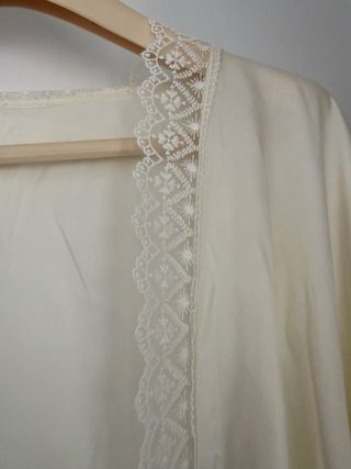 Bata satinada corta novia