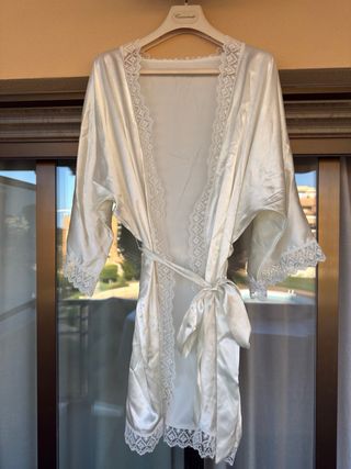 Bata satinada corta novia